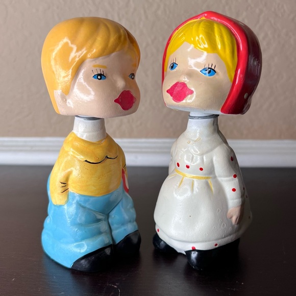 Vintage 1980’s Sophia-Ann Kissing Boy & Girl, Bobble Head, Valentine’s Day Gift - Picture 1 of 5